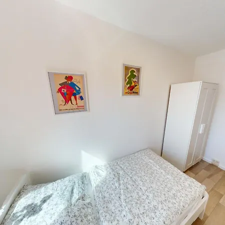 3-raum-ferienwohnung Mit Balkon, Strassenbahnlinie 5 Fusslaeufig Erreichbar Apartment