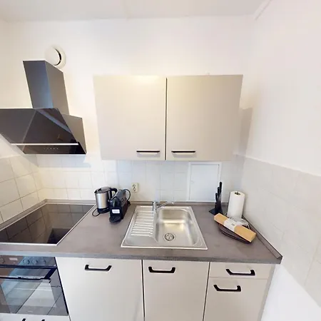 Apartman 3-raum-ferienwohnung Mit Balkon, Strassenbahnlinie 5 Fusslaeufig Erreichbar, Wlan *