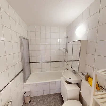 3-raum-ferienwohnung Mit Balkon, Strassenbahnlinie 5 Fusslaeufig Erreichbar, Wlan Apartman *