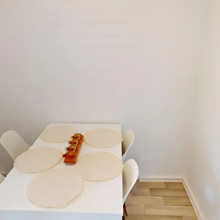 Apartment 3-raum-ferienwohnung Mit Balkon, Strassenbahnlinie 5 Fusslaeufig Erreichbar Chemnitz