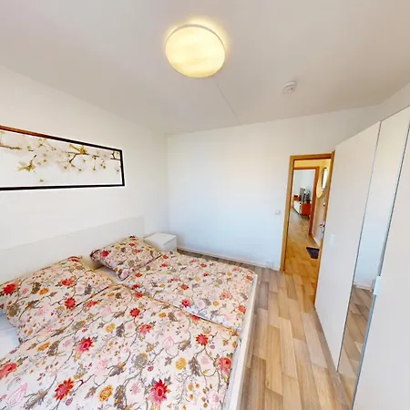 3-raum-ferienwohnung Mit Balkon, Strassenbahnlinie 5 Fusslaeufig Erreichbar, Wlan Apartman