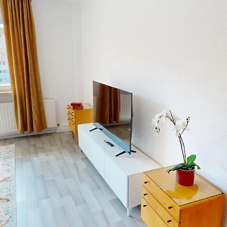 3-raum-ferienwohnung Mit Balkon, Strassenbahnlinie 5 Fusslaeufig Erreichbar, Wlan * Chemnitz