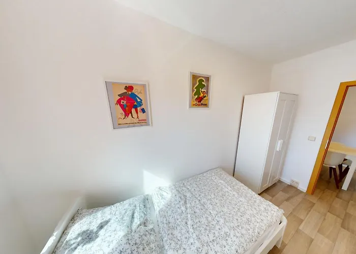 3-raum-ferienwohnung Mit Balkon, Strassenbahnlinie 5 Fusslaeufig Erreichbar, Wlan Apartament