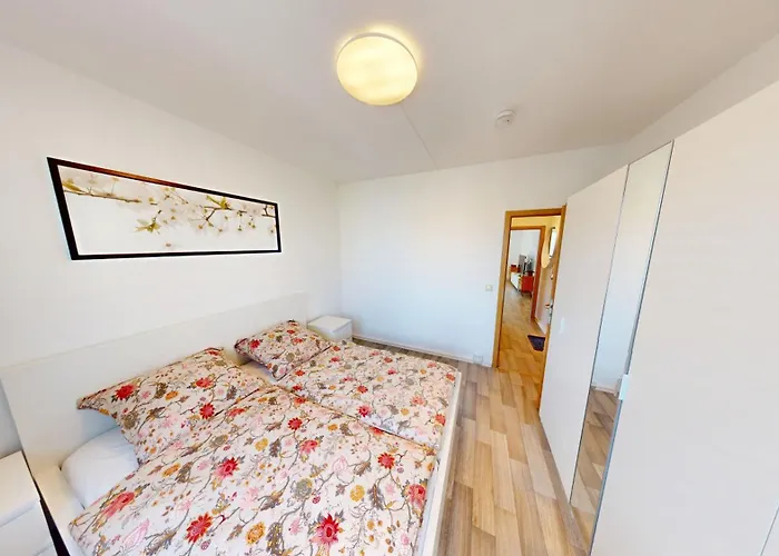 3-raum-ferienwohnung Mit Balkon, Strassenbahnlinie 5 Fusslaeufig Erreichbar, Wlan Apartament